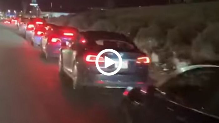 Στην ουρά για λίγο ρεύμα! Στην ουρά για λίγο ρεύμα!