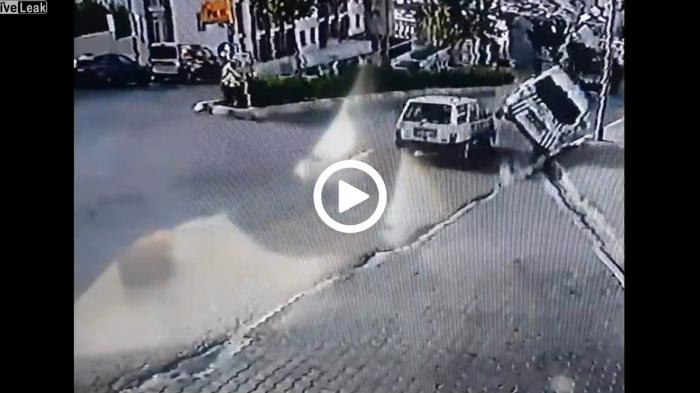 Περιπολικό ανατρέπεται Περιπολικό ανατρέπεται