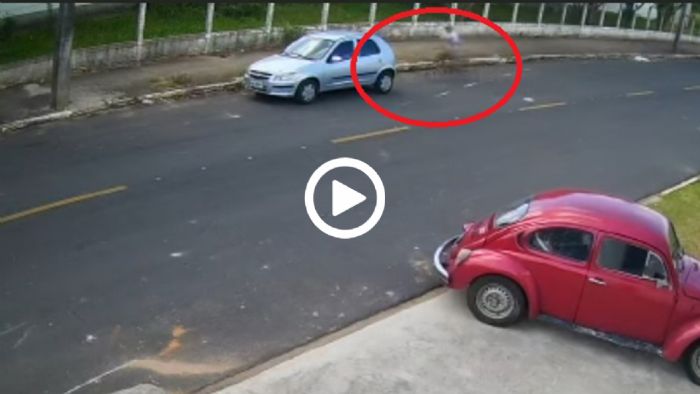 Έπεσε με ταχύτητα πάνω στο ΙΧ και σηκώθηκε και έφυγε