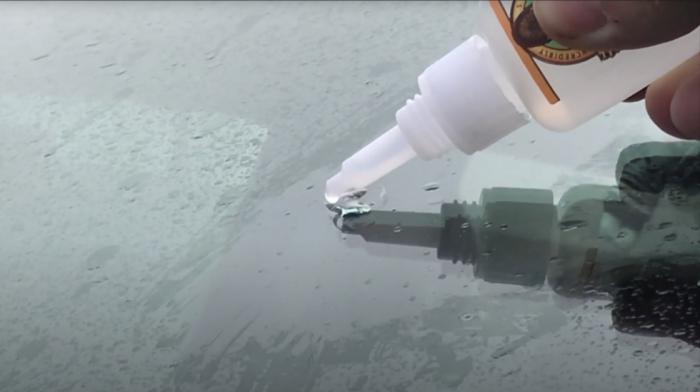 Super glue στη ρωγμή του παρμπρίζ: Έξυπνο κόλπο ή παγίδα που κοστίζει ακριβά;