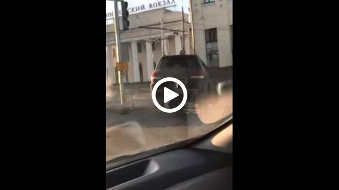 Τσιμεντένια μπάλα μετατρέπει SUV σε «μπαλαρίνα» Τσιμεντένια μπάλα μετατρέπει SUV σε «μπαλαρίνα»