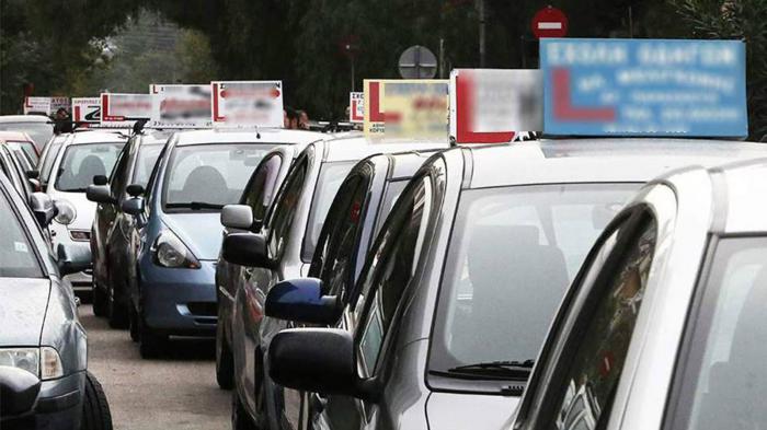 Lockdown: Τι ισχύει για τις εξετάσεις και τις σχολές οδηγών