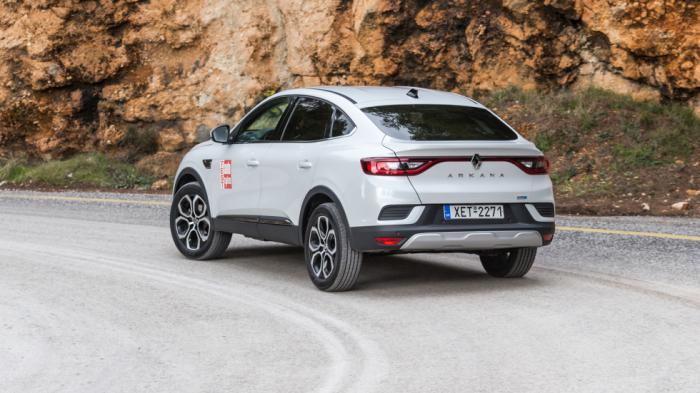 Ο οδηγός του Renault Arkana κάθεται ψηλά και σύντομα βρίσκει εαυτό να απολαμβάνει το προσεκτικό ταίριασμα άνεσης και κρατήματος.