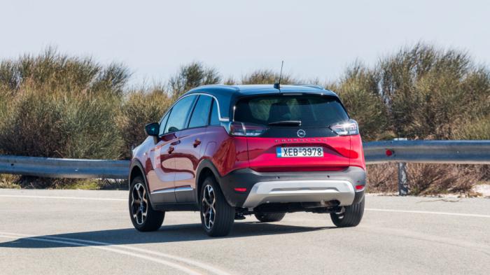 Το σφιχτό τιμόνι του Opel Crossland συνδυάζεται με καλή πληροφόρηση, ενώ από την άλλη πλευρά υπάρχουν λιγοστές κλίσεις στις γρήγορες στροφές και σταθερότητα στις δυναμικές αλλαγές.