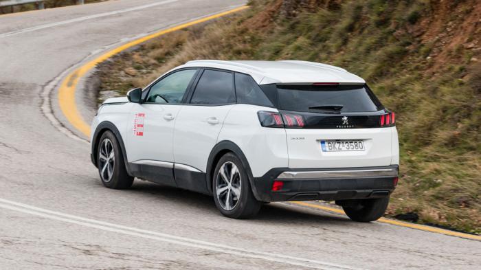 Παρά την μεγάλη απόσταση από το έδαφος το Peugeot 3008 δεν κλονίζεται από κλίσεις σε γρήγορους ρυθμούς κίνησης.