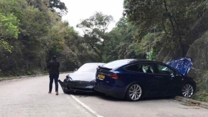 Τράκαραν Tesla μεταξύ τους Τράκαραν Tesla μεταξύ τους