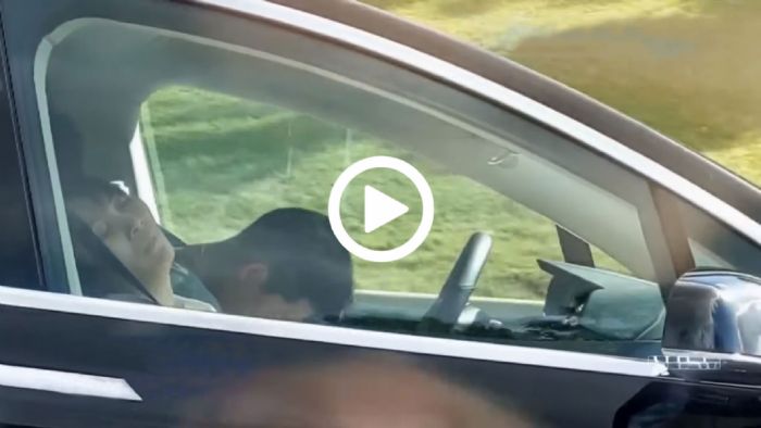 Οδηγός-συνοδηγός κοιμούνται εν κινήσει σε Tesla Οδηγός-συνοδηγός κοιμούνται εν κινήσει σε Tesla