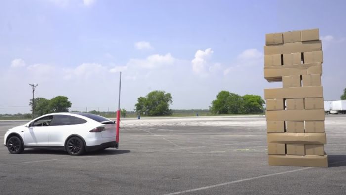Έπαιξαν Jenga με Τesla! (+vid) Έπαιξαν Jenga με Τesla! (+vid)