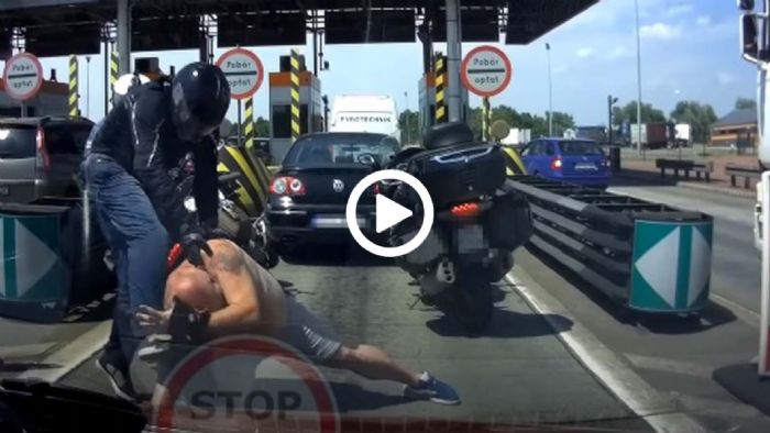 Θηριώδης τύπος τρώει βρωμόξυλο από μοτοσυκλετιστή