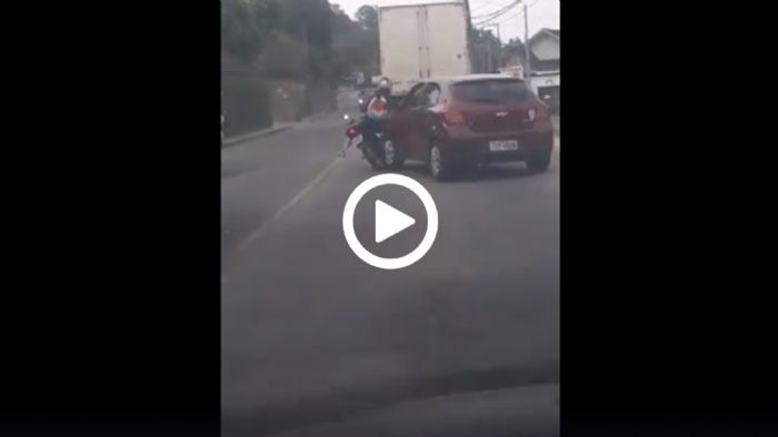 Aκούμπησες το αμάξι μου; Σε ρίχνω κάτω