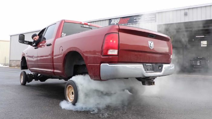 Κάνει burnout με μικροσκοπικές ζάντες (+vid)