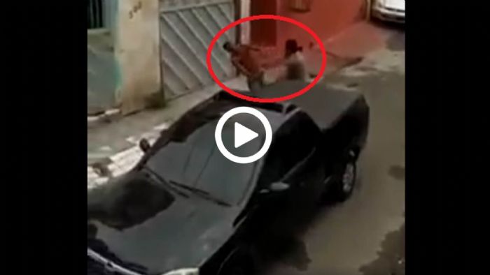 Τον «ξάπλωσε» γιατί του χτύπησε... το καπό!