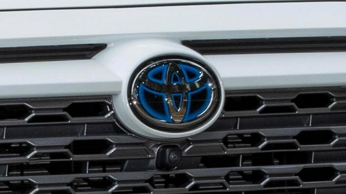 Η Toyota «έκοψε» τα μπλε σήματα από τα υβριδικά της! Γιατί;