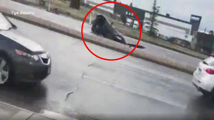 ¶νοιξε η γη και κατάπιε SUV.