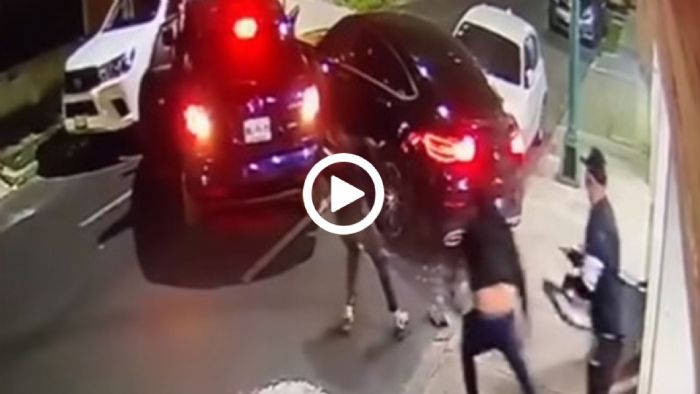 Τους ισοπέδωσε για να μην του αρπάξουν τη Mercedes