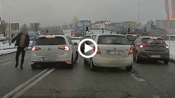 Τον τραμπούκισε γιατί του έφαγε την θέση στο φανάρι