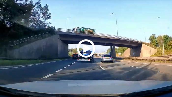Τρέιλερ με Tesla χωρίζει από SUV Τρέιλερ με Tesla χωρίζει από SUV