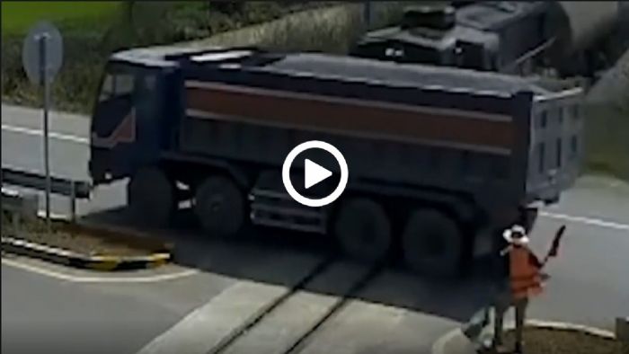 VIDEO: Τον παρέσυρε το τρένο!