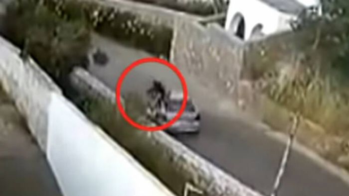 Ι.Χ πέφτει πάνω σε μοτοσυκλέτα στην Κρήτη (+vid) Ι.Χ πέφτει πάνω σε μοτοσυκλέτα στην Κρήτη (+vid)