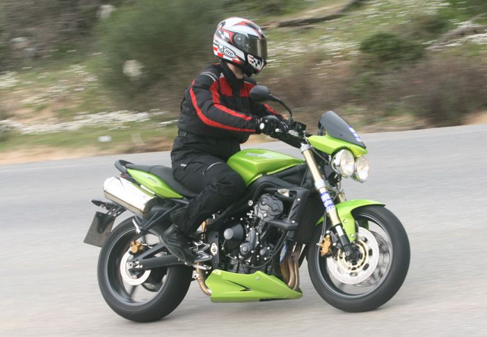 Ένας από τους καλύτερους κινητήρες στα μεσαία street. Ροπή χαμηλά, δύναμη ψηλά, λογική κατανάλωση και ένα μοναδικό soundtrack κάθε φορά που ανοίγει το γκάζι.
