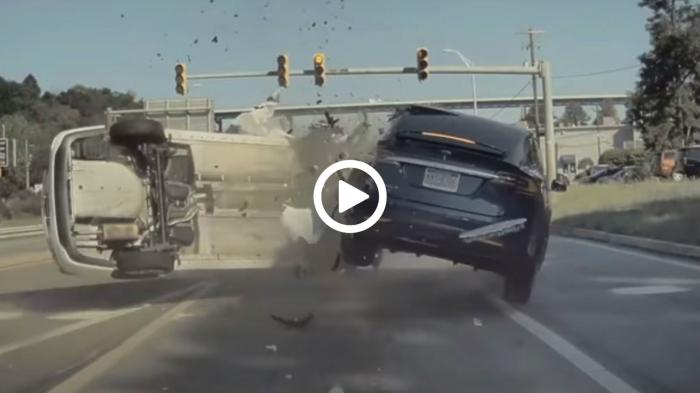 Σεντάν εμβολίζει Tesla σαν ρουκέτα Σεντάν εμβολίζει Tesla σαν ρουκέτα