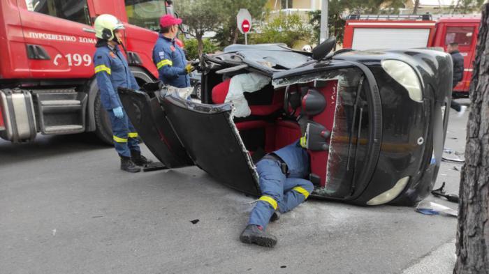 Τραγικό τροχαίο μοτοσικλέτας με smart: Αναβάτης ανασύρθηκε νεκρός μέσα από το αυτοκίνητο