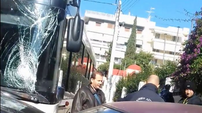 Καραμπόλα με αστικό στον Πειραιά Καραμπόλα με αστικό στον Πειραιά