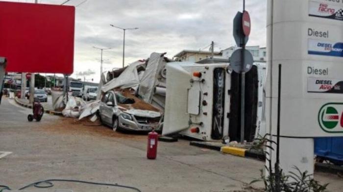 Ανατροπή νταλίκας στη Βάρη - Αυτοκίνητο καταπλακώθηκε με άμμο Ανατροπή νταλίκας στη Βάρη - Αυτοκίνητο καταπλακώθηκε με άμμο