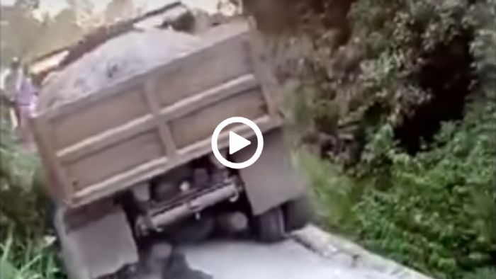 Ξύλινη γέφυρα και φορτηγό