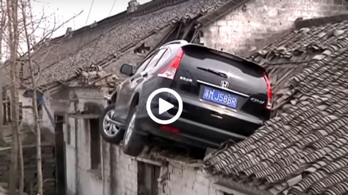 Ένα SUV στα κεραμίδια Ένα SUV στα κεραμίδια