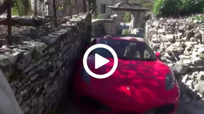 Αν δεν είχαν σπεύσει οι άνθρωποι για να τον βοηθήσουν, ο οδηγός της Ferrari θα ήταν ακόμα στο γραφικό ελληνικό χωρίο, προσπαθώντας να μην την γρατζουνίσει.