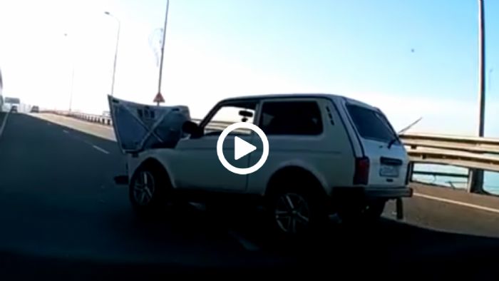 Lada Niva έξω από τα νερά του Lada Niva έξω από τα νερά του