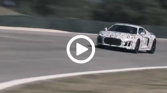 Στο τιμόνι του νέου R8 κάθεται ο οδηγός της Audi, κος Frank Stippler, ενώ ο επικεφαλής της quattro GmbH, κος Heinz Hollerweger, μας εξηγεί –στα γερμανικά- τα πώς και τα γιατί του οχήματος.