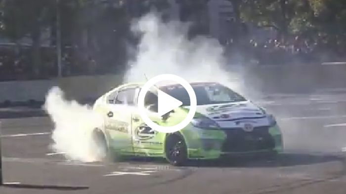 Το συγκεκριμένο Toyota Prius παραμένει υβριδικό, αλλά τροποποιήθηκε για drifting Το συγκεκριμένο Toyota Prius παραμένει υβριδικό, αλλά τροποποιήθηκε για drifting shows. Αντε, και με το Toyota Mirai υδρογόνου…