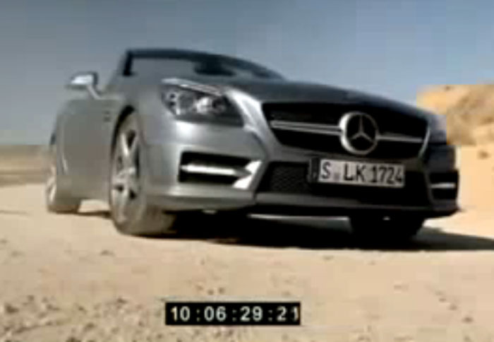 Πολύ ελκυστική σχεδιαστικά και με δυναμικό προφίλ, η νέα Mercedes SLK αναμένεται να αποκαλυφθεί επίσημα στις αρχές του 2011. Η φωτογραφία αποτελεί «διαρροή» από βίντεο για αυτό και δεν είναι σε καλή α