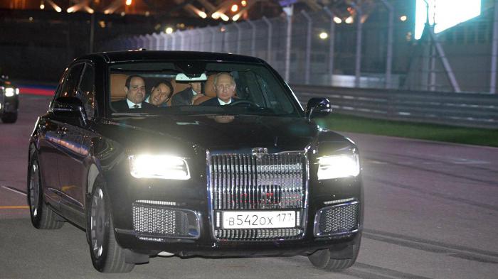 Ο Putin δεν δίστασε να κάτσει πίσω από το τιμόνι της Aurus Senat ρωσικής λιμουζίνας και να ξεναγήσει τον Abdel Fattah el-Sisi στην πίστα.