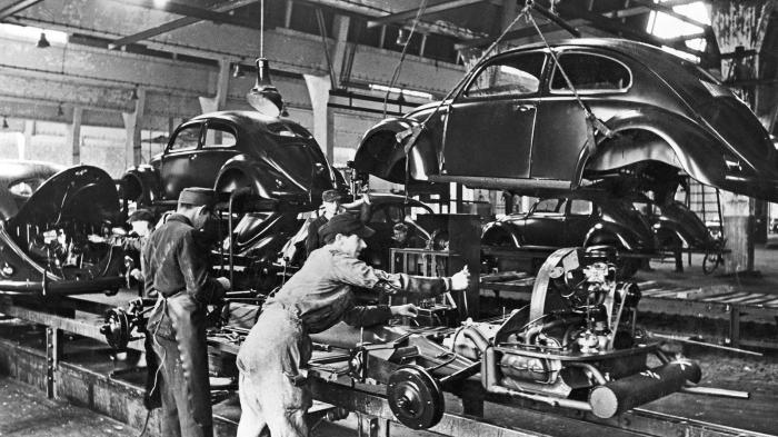 Στιγμιότυπο από την κατασκευή του Beetle στο Wolfsburg πριν από 75 χρόνια.