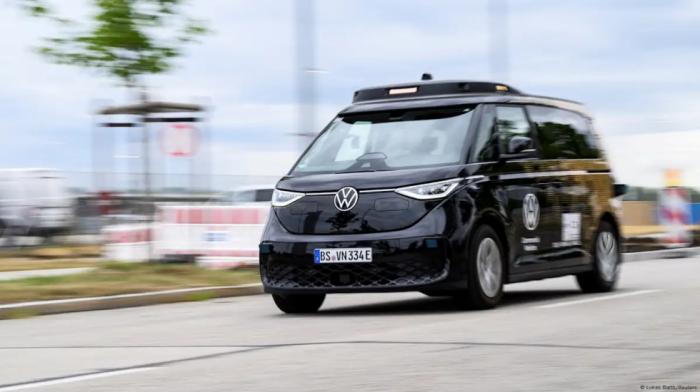 VW ID. Buzz AD: Η Volkswagen μπαίνει δυναμικά στη μάχη των αυτόνομων ταξί – Μπορεί να ξεπεράσει την Tesla;