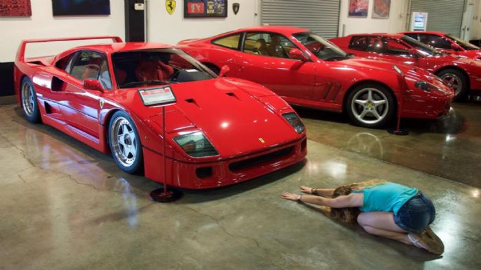 Γυναίκα προσκυνάει Ferrari!