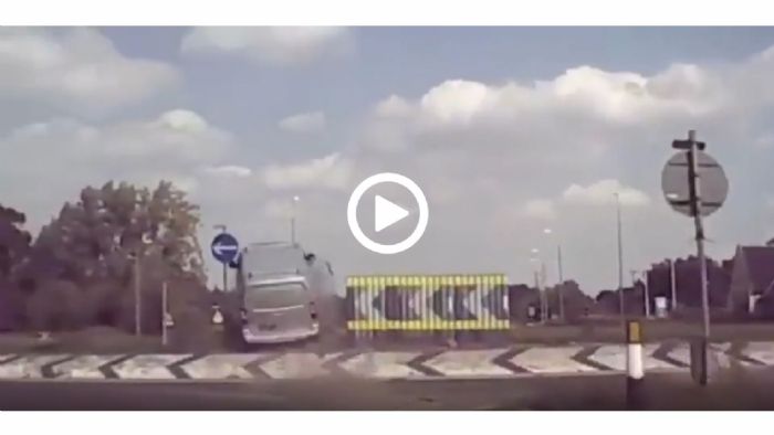 VIDEO: Απίθανο πέταγμα σε κυκλικό κόμβο