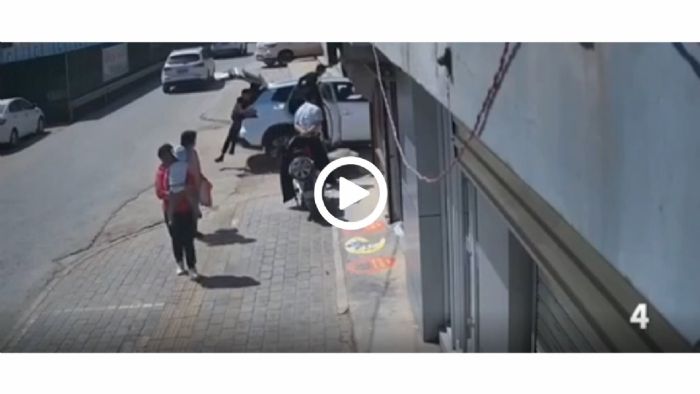 VIDEO: Τραγελαφικά γεγονότα στο δρόμο VIDEO: Τραγελαφικά γεγονότα στο δρόμο