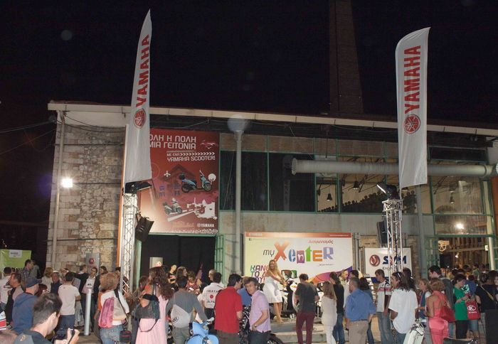 Στιγμιότυπο από τη βράβευση έξω από τον εκθεσιακό χώρο της Υamaha. Στιγμιότυπο από τη βράβευση έξω από τον εκθεσιακό χώρο της Υamaha.