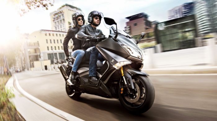 Ανάποδο πιρούνι (εδώ στο IRON MAX, με χρυσό φινίρισμα), ακτινικές δαγκάνες (εδώ Ανάποδο πιρούνι (εδώ στο IRON MAX, με χρυσό φινίρισμα), ακτινικές δαγκάνες (εδώ και πάλι χρυσές), LED φώτα και νέα μάσκα για το TMAX 2015.