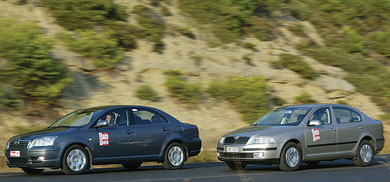 Skoda Octavia 1,6 FSI vs Toyota Avensis 1,6 Στενές επαφές... μεσαίου τύπου. 