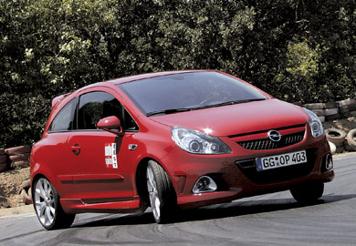 Χαρακτηριστικά είναι τα μπροστά φώτα του νέου Opel Corsa E.