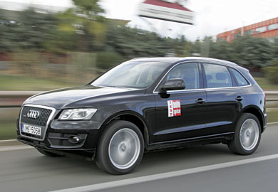 Τo υβριδικό Audi Q5 διαθέτει ελαφρώς μακρύτερο μεταξόνιο από τα απλά, πιο φαρδιά μετατρόχια και είναι λίγο πιο αεροδυναμικό, ενώ είναι και πιο χαμηλό. 