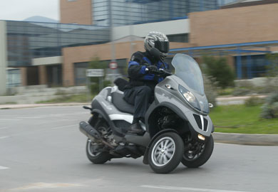 Piaggio MP3 LT 400 ie «Κοίτα μαμά: Χωρίς δίπλωμα!» 