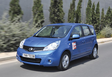 Το Nissan Note, εφοδιασμένο με τον κινητήρα βενζίνης 1,2 λίτρων, θα σας κοστίσει 11.950 ευρώ (τιμή με όφελος απόσυρσης κι έκπτωση), που σε συνδυασμό με τον πολύ καλό εξοπλισμό άνεσης και ασφάλειας, κα