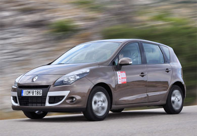 Το ανανεωμένο Renault Scenic διαθέτει νέο μπροστινό προφυλακτήρα με μεγαλύτερη εισαγωγή και περισσότερες χρωμιωμένες επιφάνειες.