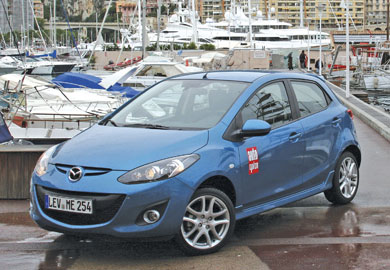 Το Mazda 2 διατηρεί τις compact διαστάσεις και το χαμηλό βάρος για τα οποία ήταν γνωστό στην προηγούμενη γενιά, πατάει όμως σε νέα πλατφόρμα, που του έχει δώσει πολλούς πόντους στην οδηγική αίσθηση πο